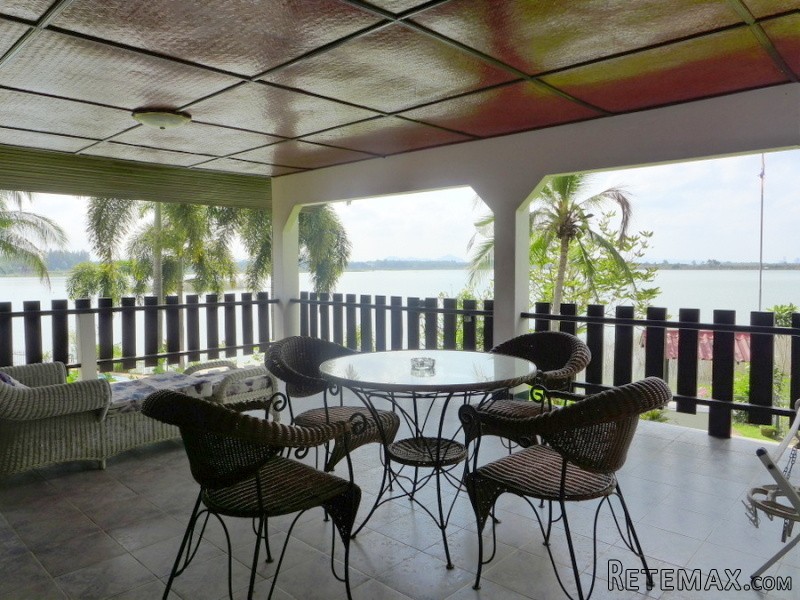 Large double story 6 bedroom house.. - 2