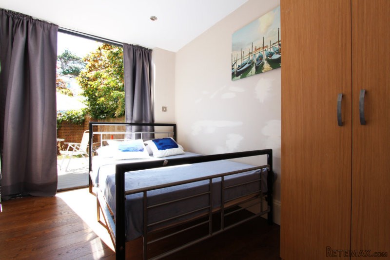 Single with double bed near Ealing..