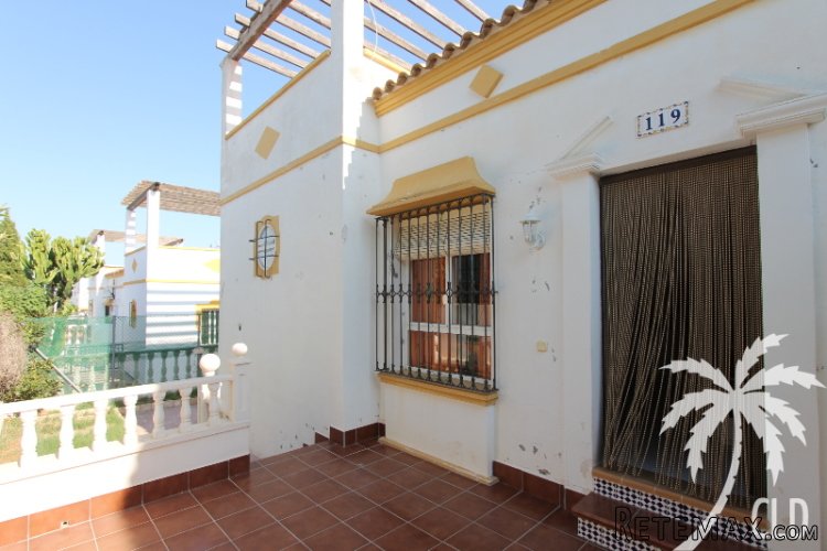 This townhouse is quietly located near various amenities..