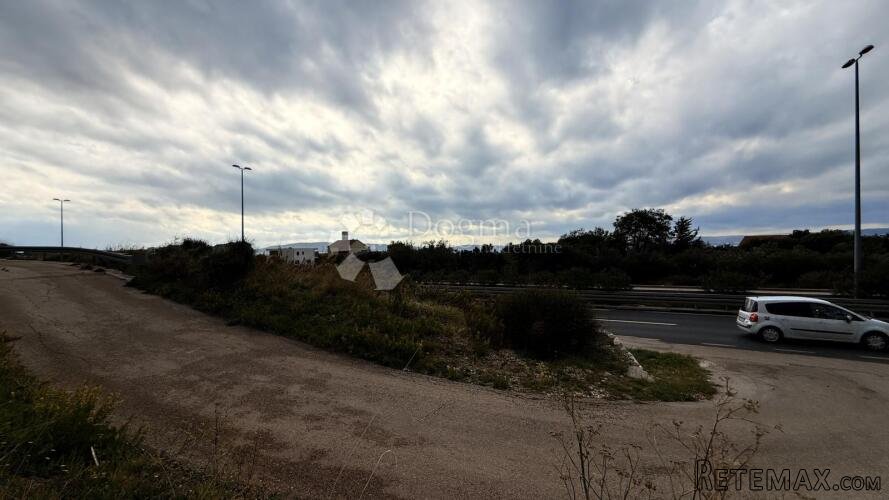 Poljoprivredno zemljište 2200 m² u Kaštel Lukšiću – najam, 2 - 3