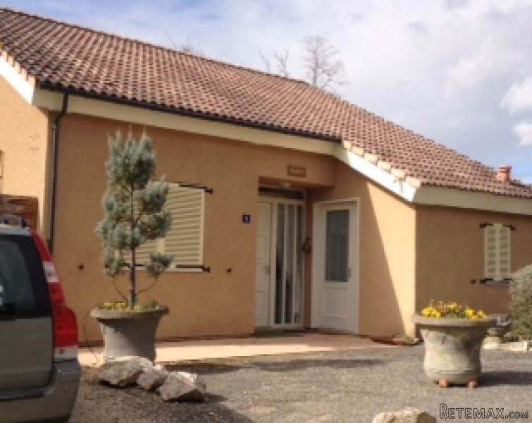 Villa on chateau estate, 3 beds, solar..