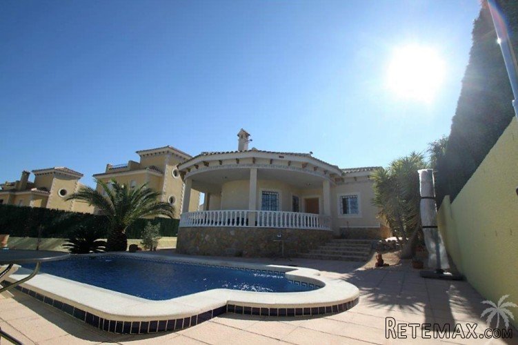 This well maintained villa is located between the city of..