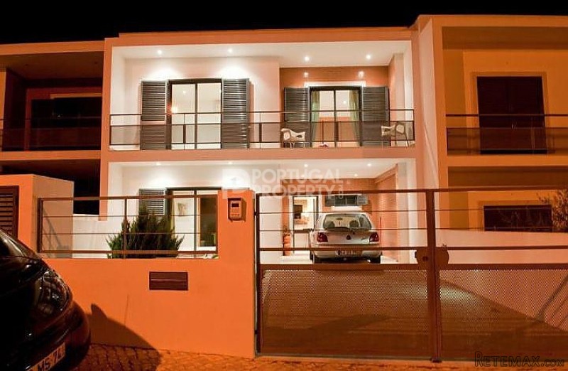 Modern 4 bedroom town house in Sesimbra
