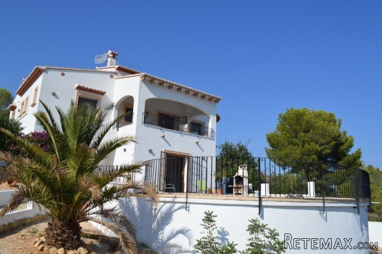 An impressive detached villa south east facing with..