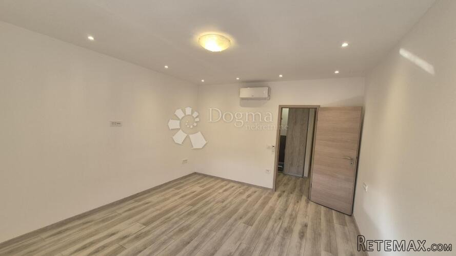 Dvosobni stan u centru Pule površine 72,83 m2