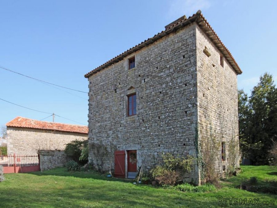 Lusseray (79) - Detached ancient priory (C14th) with 2 bedrooms.. - 2
