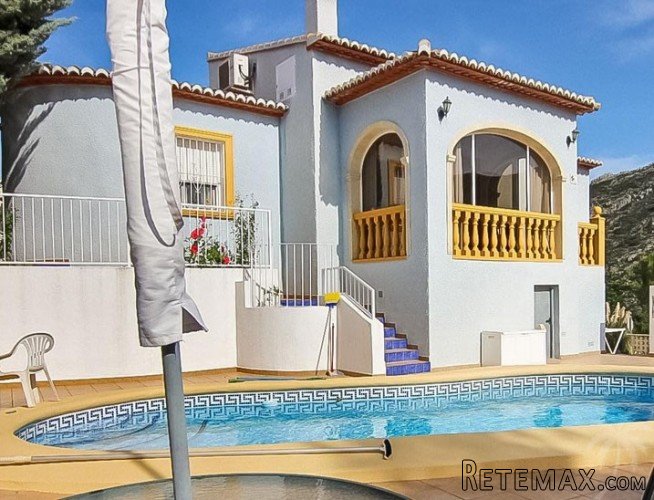 Modern detached villa on a south facing corner plot with..