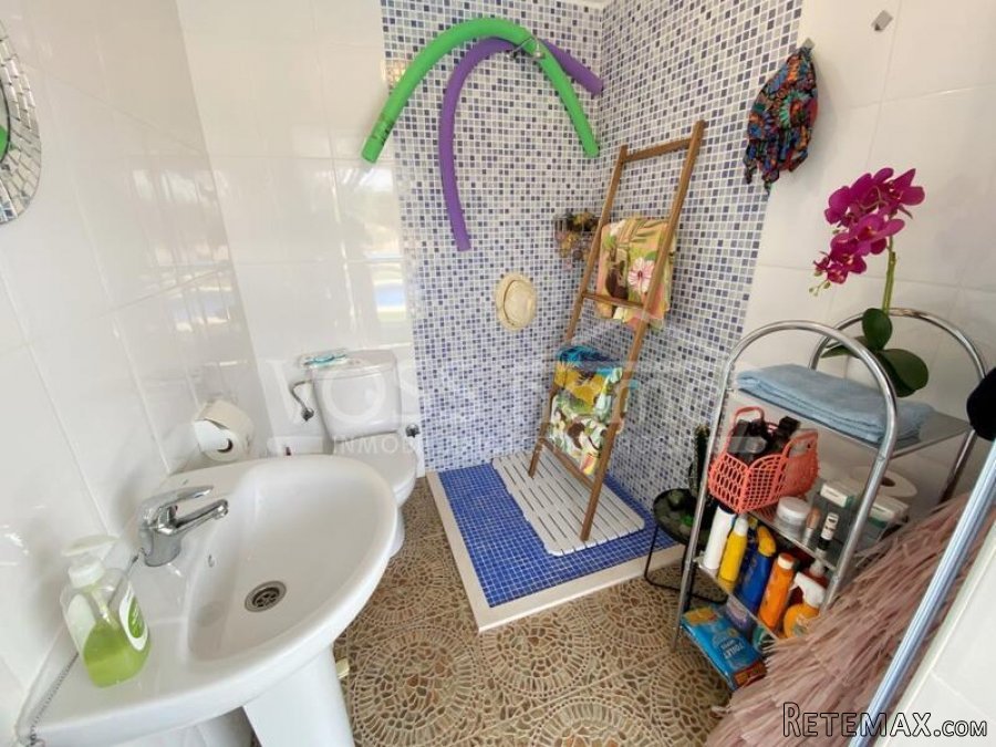 A beautifully maintained, quality built, two-storey, 3 bed.. - 20