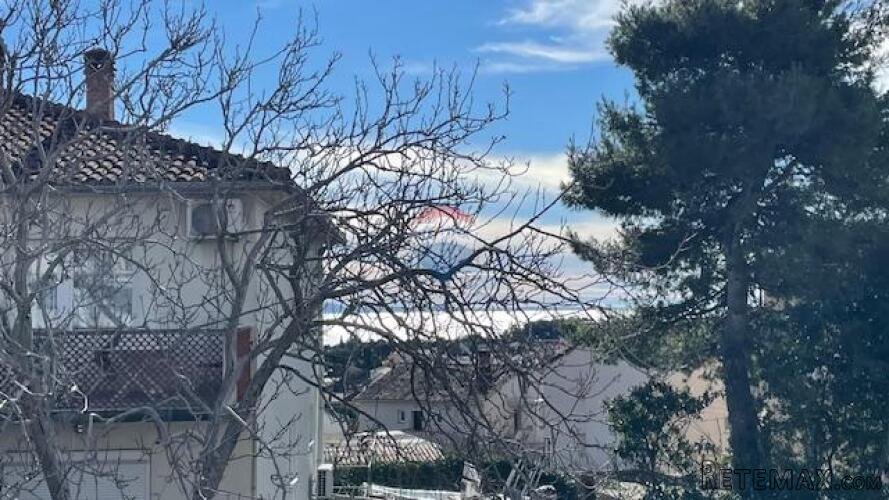 Krk-grad,etaža s pogledom,okućnica 245 m2