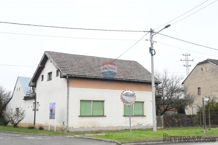 Garešnica, centar - više nekretnina na jednoj parceli-stambe - 2