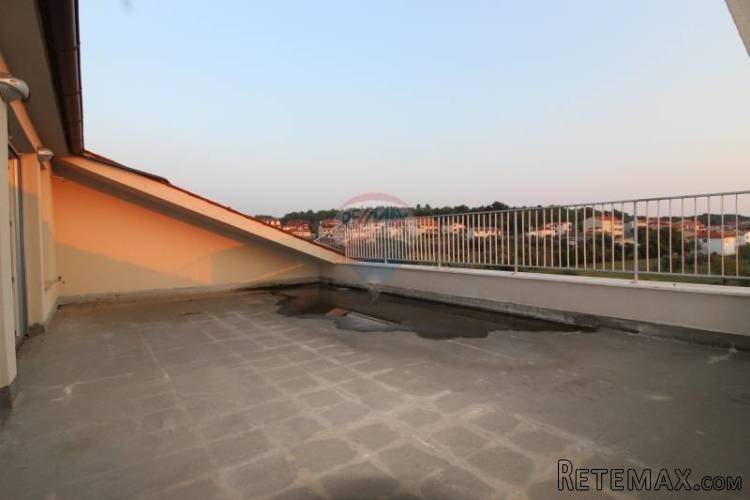 PULA, VELI VRH ČETVEROSOBNI STAN SA VELIKOM TERASOM I... - 2