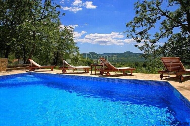 PREKRASNA AUTOHTONA ISTARSKA KUĆA SA PANORAMSKIM POGLEDOM