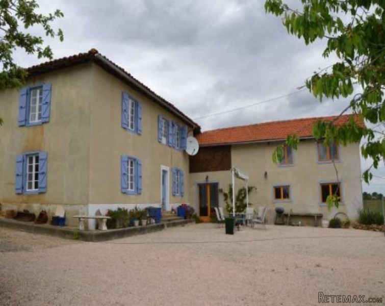 Hilltop renovated courtyard farmhouse..