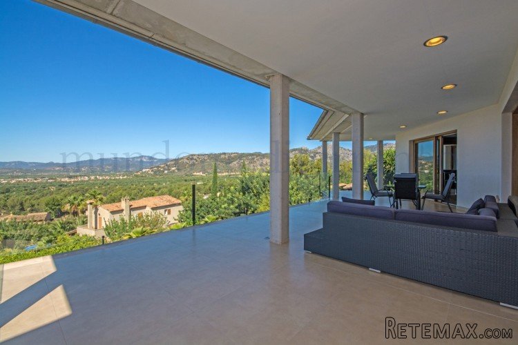 This modern villa has everything you can wish for set in a..