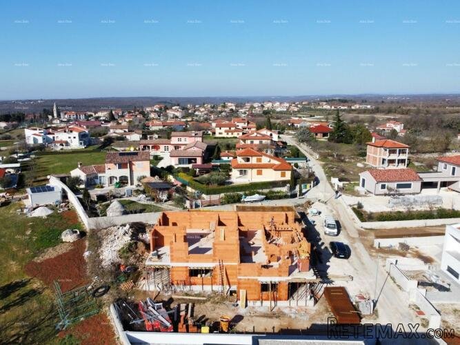 Trosoban stan S1 s vrtom u novogradnji u Kanfanaru