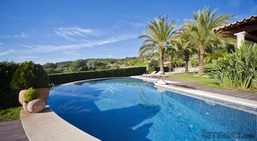Fabulous large villa on the outskirts of the village of..