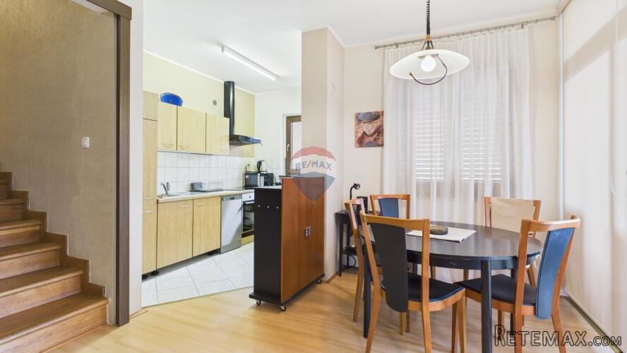 Rovinj, stan 86 m2, 2 spavaće sobe, parking, do centra
