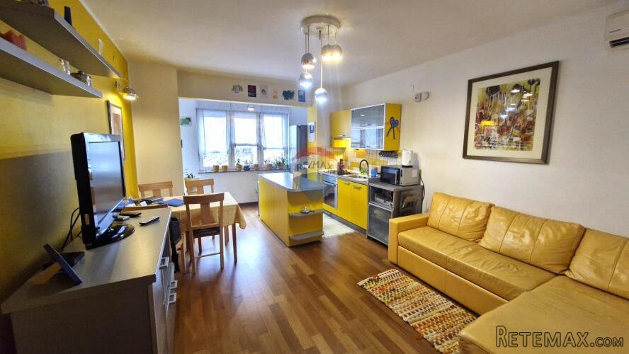 Istra, Pula, Centar - stan 62 m2, 2 balkona, parking, namješ