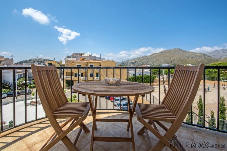 Very cosy second floor apartment in a building with a lift..