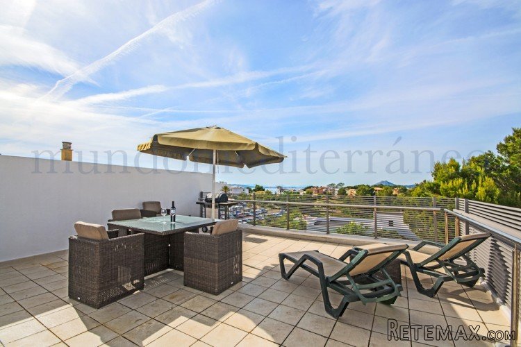 Excellent spacious top floor apartment with large private..