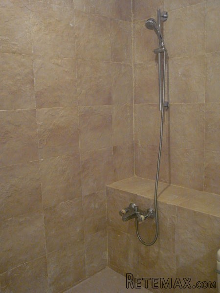 Cosy, modern 1-bedroom low-rise condo..