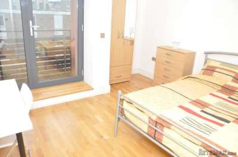 Single with double bed near Canary..