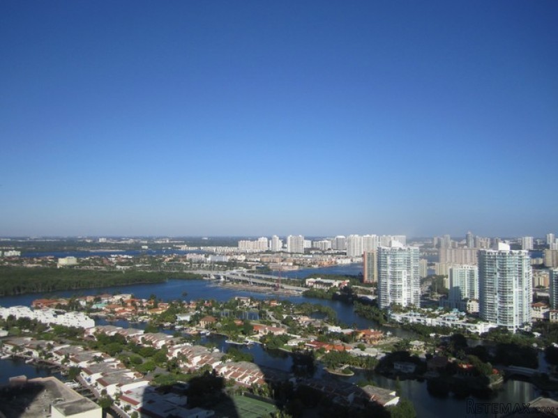 2 bedroom Flat For Sale: 15901 Collins..
