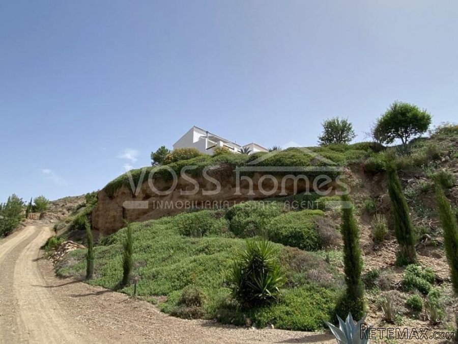A stunning, recently renovated 4 / 5 bed, 3 bath Country.. - 2