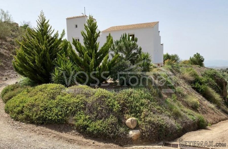 A stunning, recently renovated 4 / 5 bed, 3 bath Country.. - 3