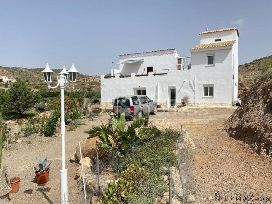 A stunning, recently renovated 4 / 5 bed, 3 bath Country.. - 4