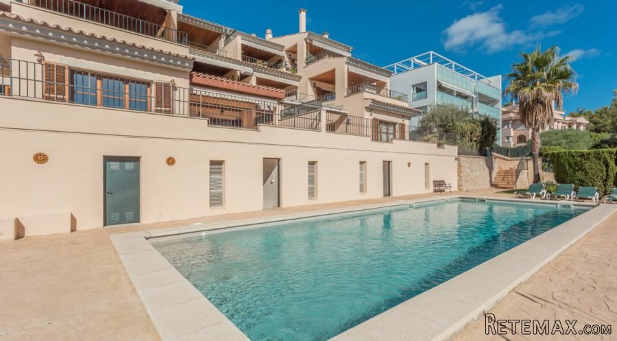 This beautiful 5 bedroom garden apartment has an area of..