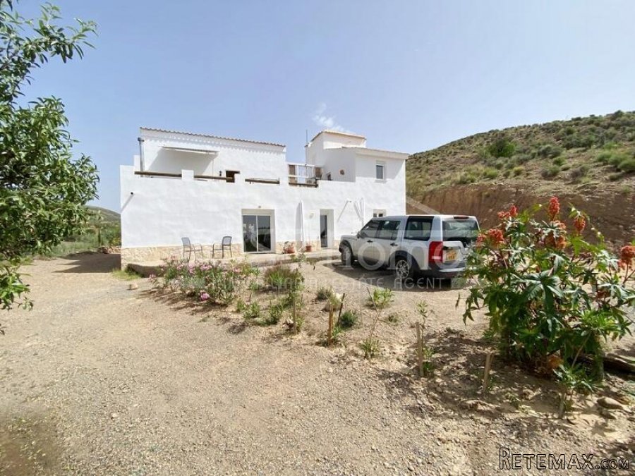 A stunning, recently renovated 4 / 5 bed, 3 bath Country.. - 5