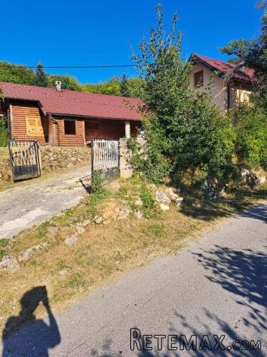 DVIJE USELJIVE KUĆE U GORNJIM PAZARIŠTIMA - GOSPIĆ OKOLICA