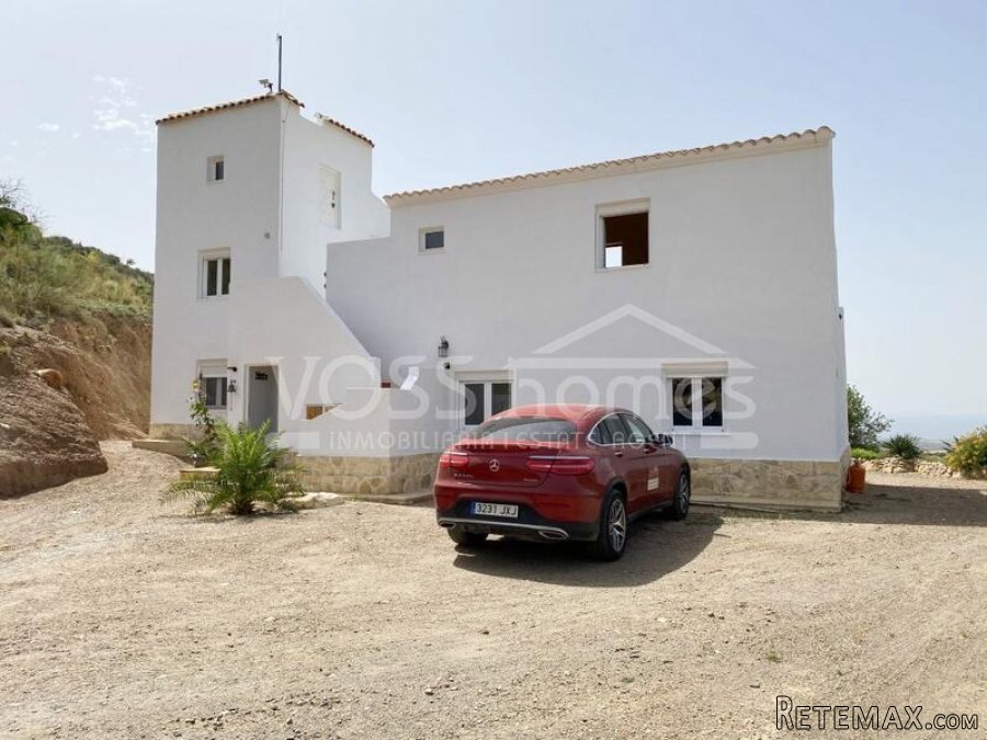 A stunning, recently renovated 4 / 5 bed, 3 bath Country.. - 7