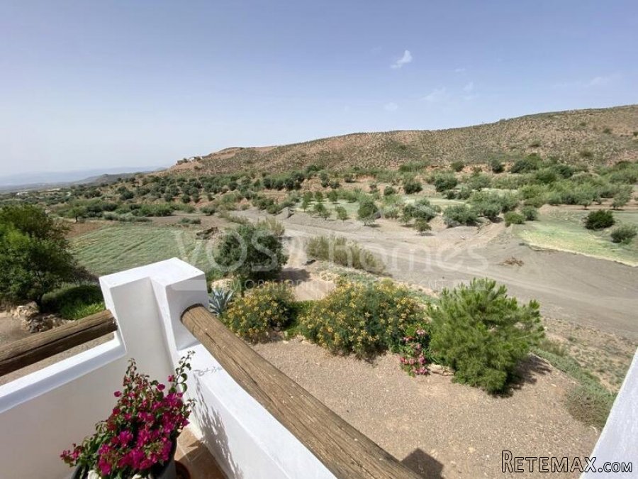 A stunning, recently renovated 4 / 5 bed, 3 bath Country.. - 9