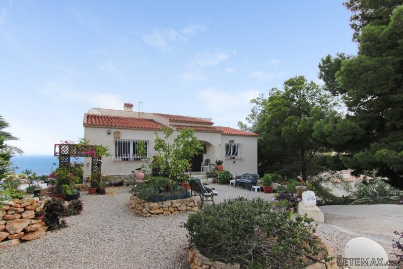 Large 5 bedroom, 3 bathroom family..