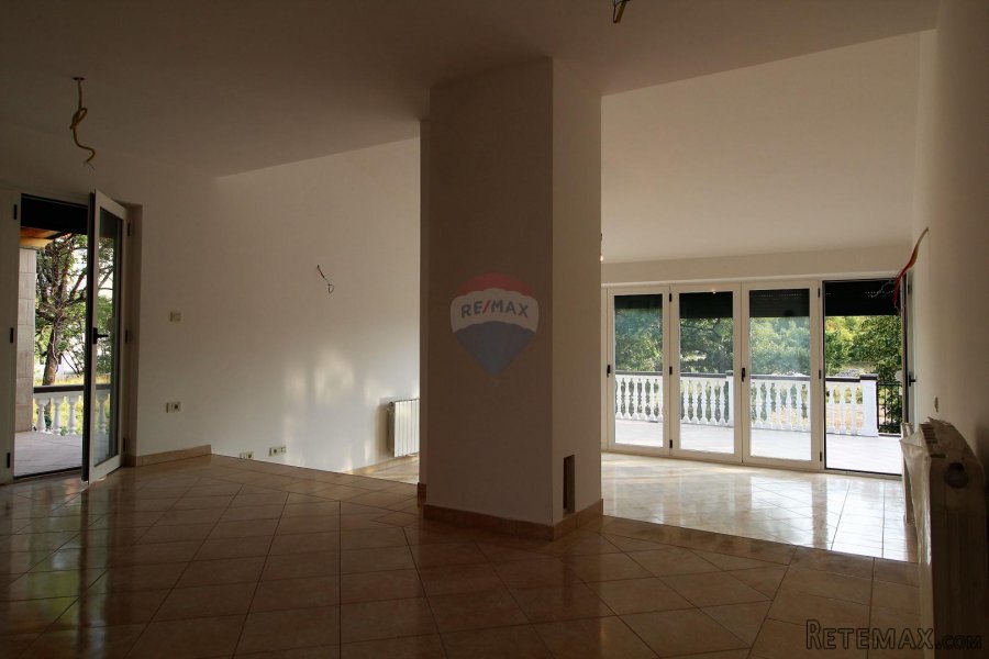 Viškovo, Dovičići, predivna kuća 520m2 s dva stana, velikom - 4