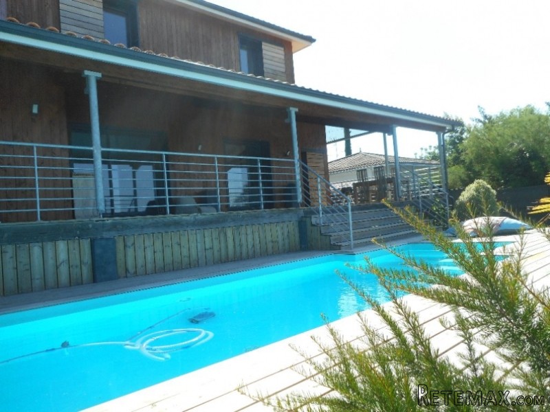 Contemporary House with Swimming Pool
