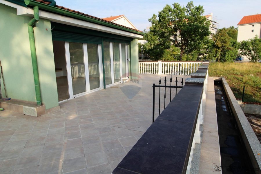 Viškovo, Dovičići, predivna kuća 520m2 s dva stana, velikom - 9