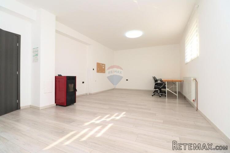 Zagreb, Blato - poslovni prostor za uredno skladište, 71m2