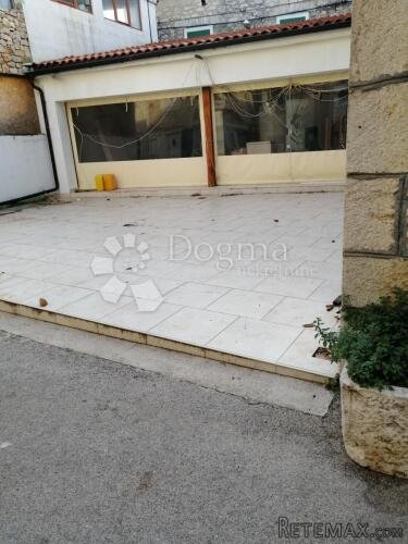 VODICE, poslovno-stambeni prostor u centru blizu mora