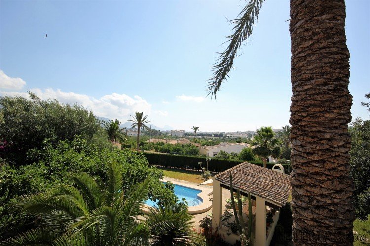 Villa med trädgård och suveränt läge i Altea.