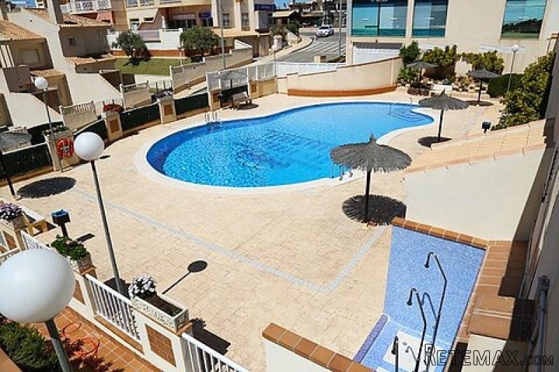 2 Bed South Facing Apartment with Sea..