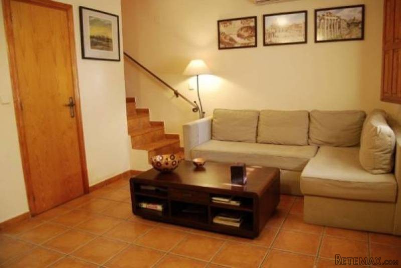 3 Bedroom 2 Bathroom Townhouse In..