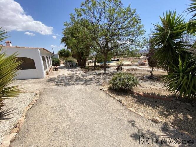 EXCLUSIVE TO VOSS HOMES - Large, renovated, country house.. - 4