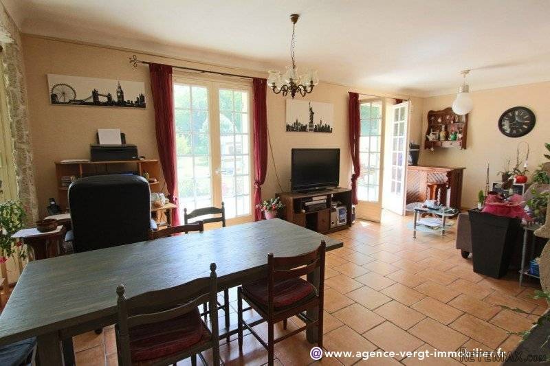 Ref 28090 : Dans Un Charmant Petit.. - 2