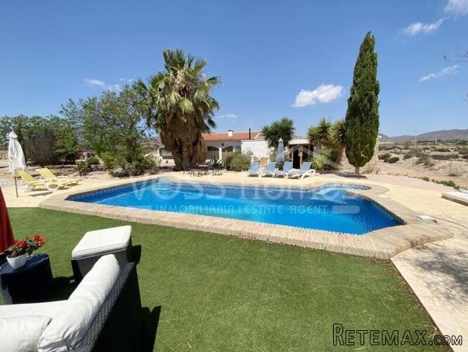 EXCLUSIVE TO VOSS HOMES - Large, renovated, country house.. - 6