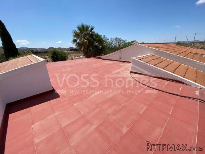 EXCLUSIVE TO VOSS HOMES - Large, renovated, country house.. - 9