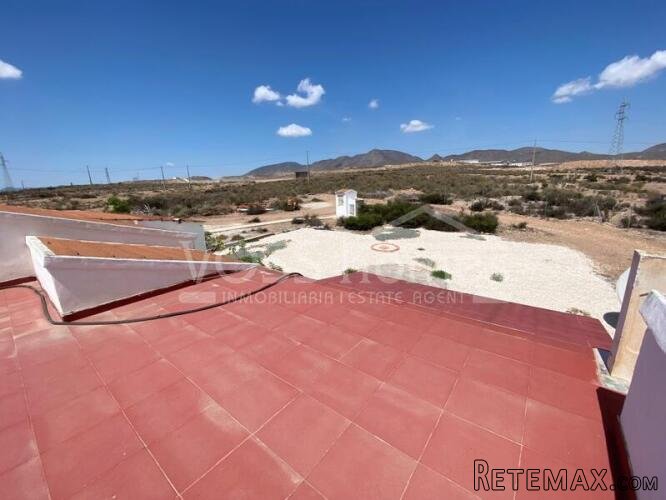 EXCLUSIVE TO VOSS HOMES - Large, renovated, country house.. - 10