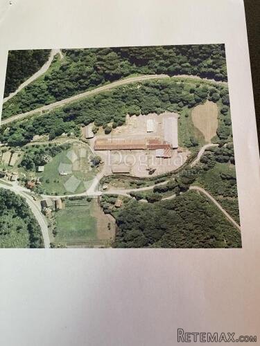 Velika parcela sa više poslovnih objekata